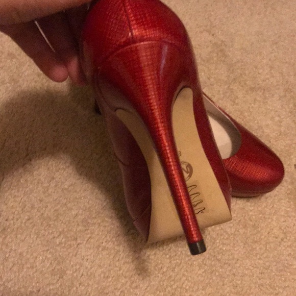 Preloved Shiny red Gorgeous heels 👠 Michael Kors - Picture 3 of 7